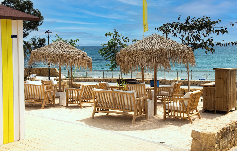 4bed Villa Sleeps 8- Pool, Garden, Bbq, Near Beach