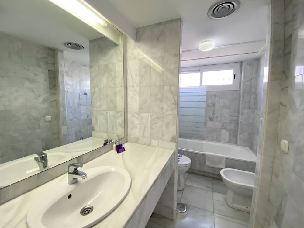 House Pauline 3 bed Poolside Private Garden M-5