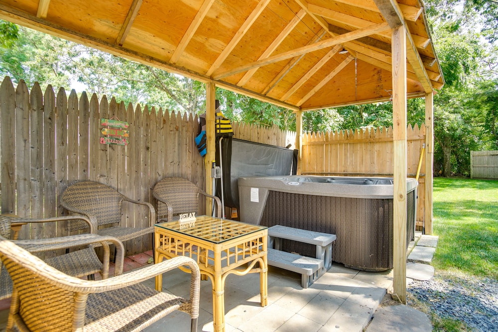 Hot Tub & Kayaks: Dog-friendly House in Yarmouth