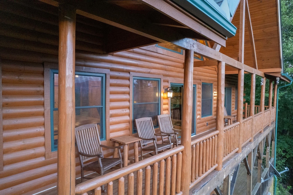 Luxury 4200 Sqft Log Cabin on 50 Acres Sleeps 16