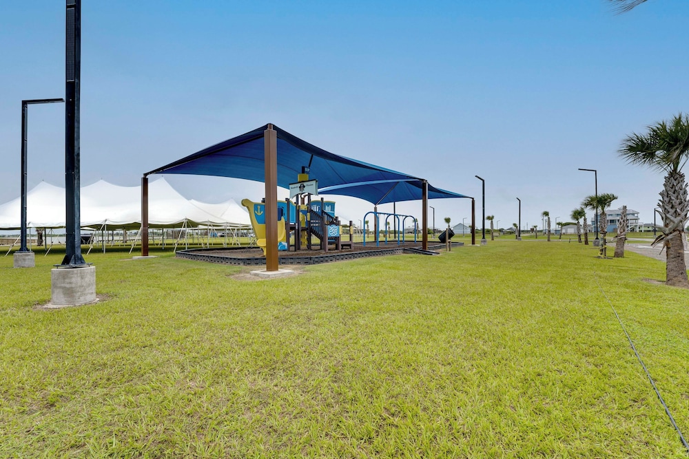 Fish & Boat: Home w/ Spacious Yard in Seadrift