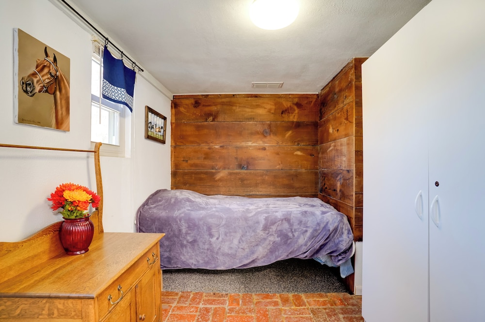 On-site River Access: Fishing Retreat in Granbury!