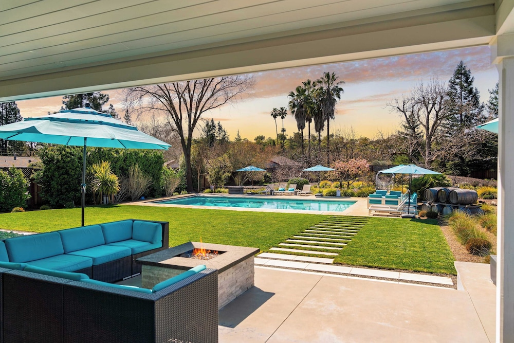 Luxe, Pool, Spa, Fire Pit, Game Room, Piano Sonoma Pool Retreat by Avantstay