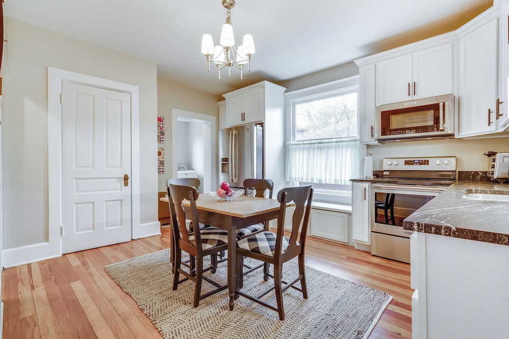 Walk to Garden & Restaurants: Zanesville Apartment