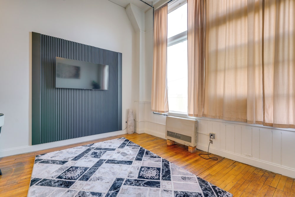 Explore Corktown: Updated Loft Next to Riverwalk!