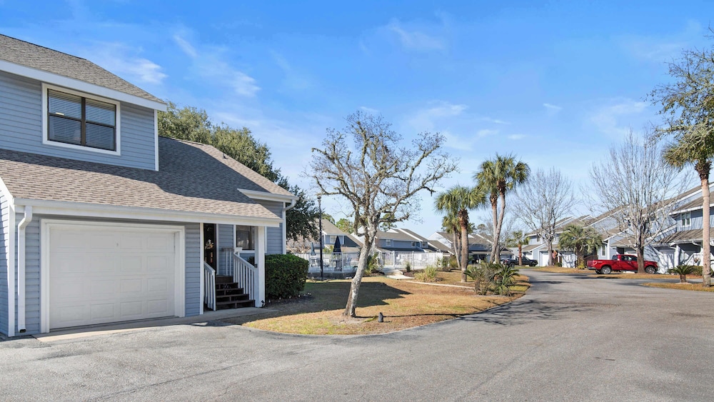 Spacious Family-friendly Retreat Beach Walkable