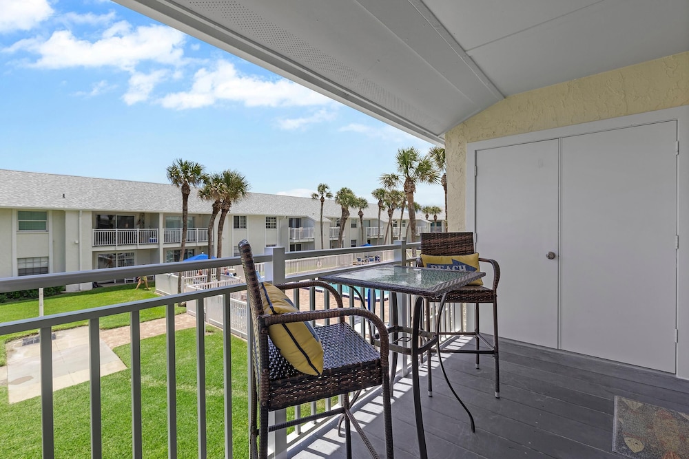 Colony Beach Club 204