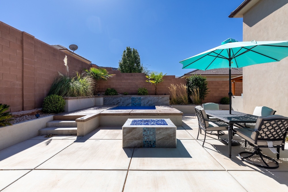 Hurricane Falls Pool, Hot Tub Plus Dog Friendly! 4 Bedroom Home