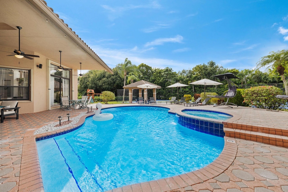 Grand 6BR Plantation Estate w/ Tennis & Pool