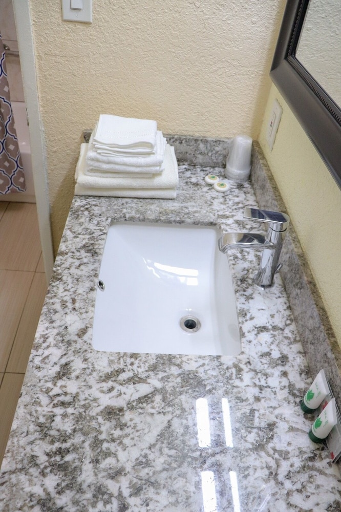 Vallejo Vacations - Motel 7 - Property Image 5