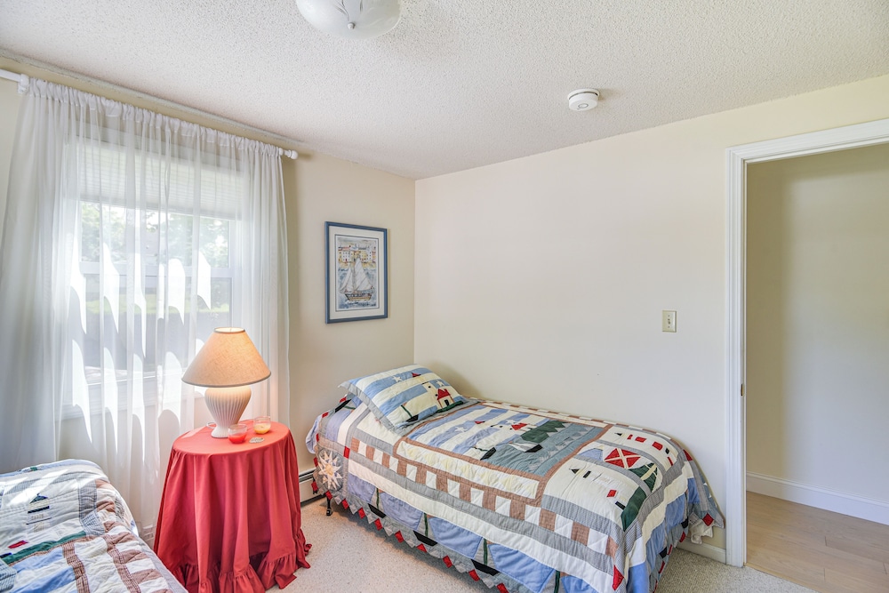 Coastal Home: 1 Mi to Beach, 2 Mi to Dtwn Newport!