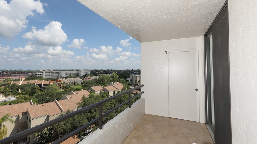 Anchorage Resort 9th Floor 2-Bedroom Condo with Balcony- Gulf Views! Pool, Beach 2 Condo