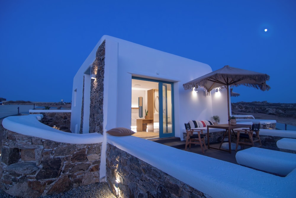 Thronos Suites