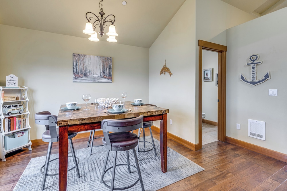 Walk to Lincoln City Beach: Townhome w/ Balconies!