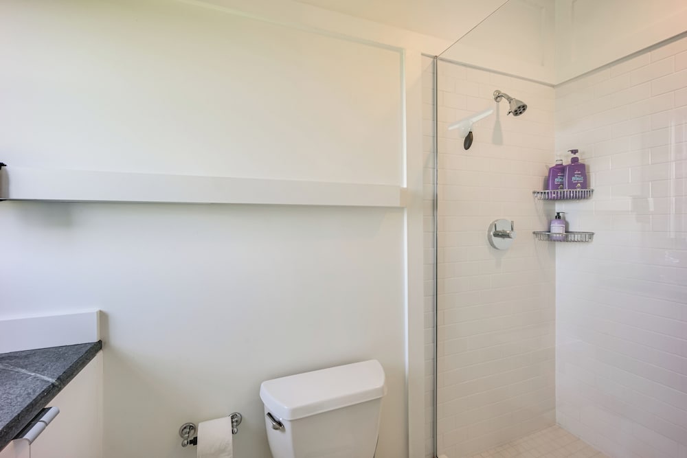 Group-friendly Newbury Stunner: Home Gym, Hot Tub!