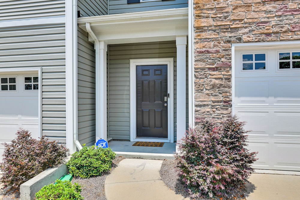 7 Mi to Uptown - Pet-friendly 2-story Townhome!