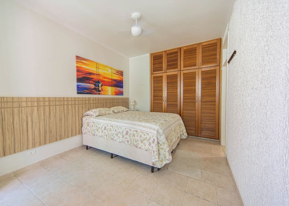 Casa Pet Friendly com 3 su tes a 200m da Praia
