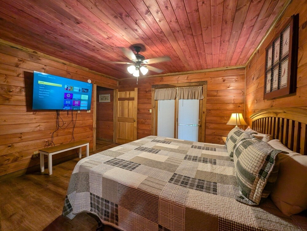 ER23 - Smoky Memories Great Location - Close To Town! 3 Bedroom Cabin by RedAwning view 2