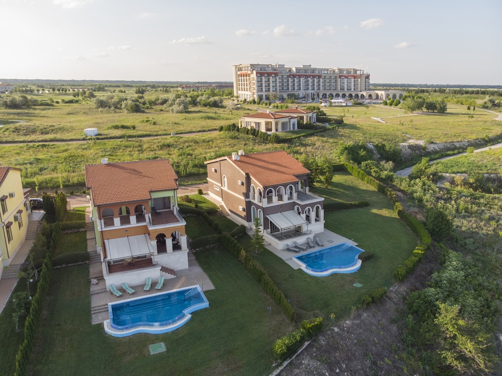 Lighthouse Luxe Estate Apart & Villas