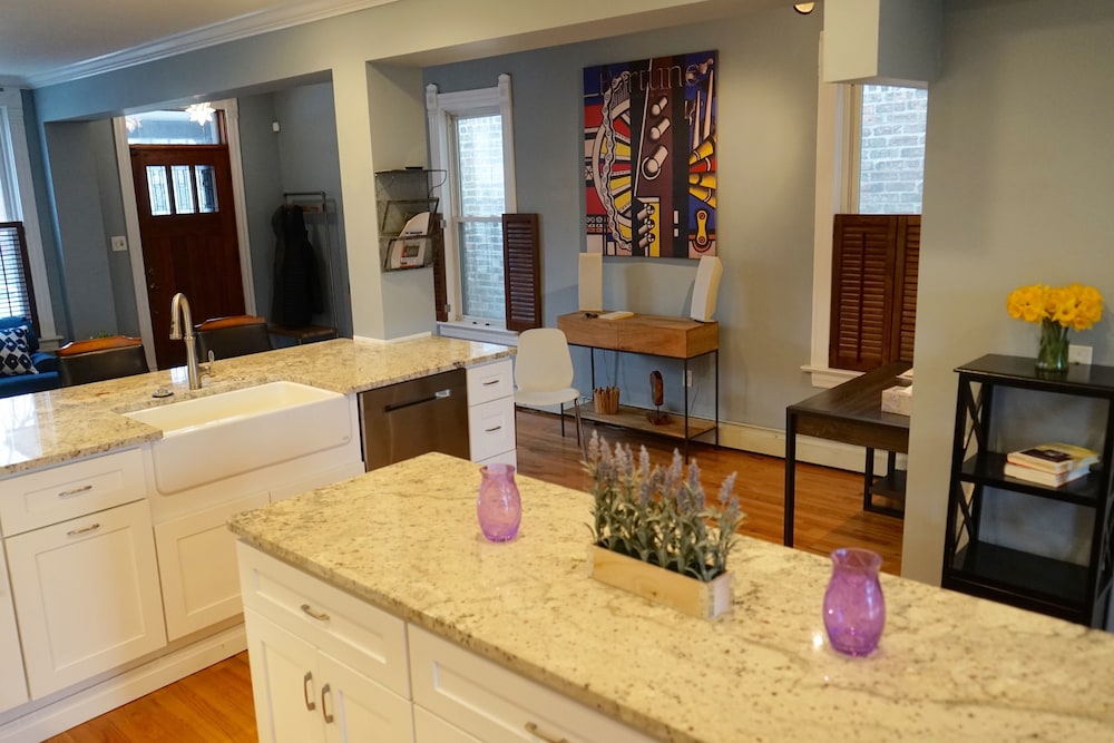 3-Level Bucktown Home - Amazing Outdoors & Parking