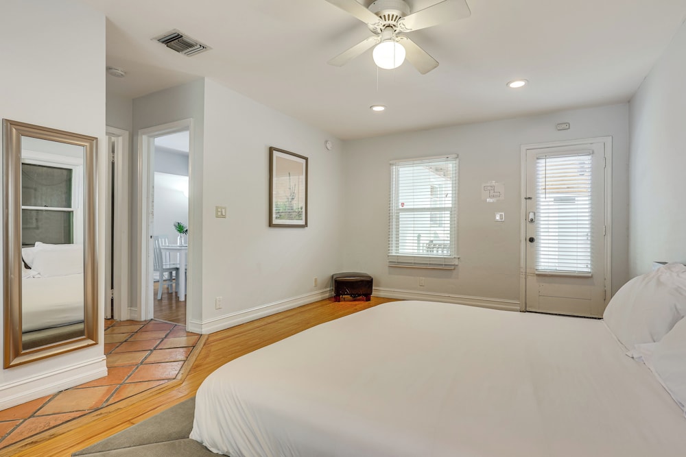 < 1 Mi to Las Olas Boulevard: Cozy Retreat w/ Yard