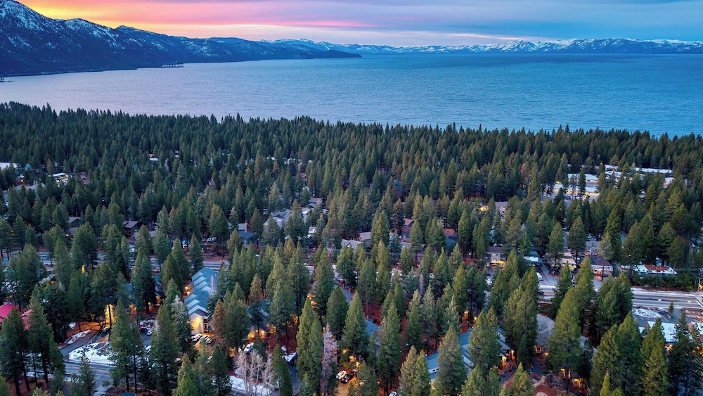Crystal Pines Cozy Lake Tahoe Escape With Fully Equipped Kitchen and Balcony Views