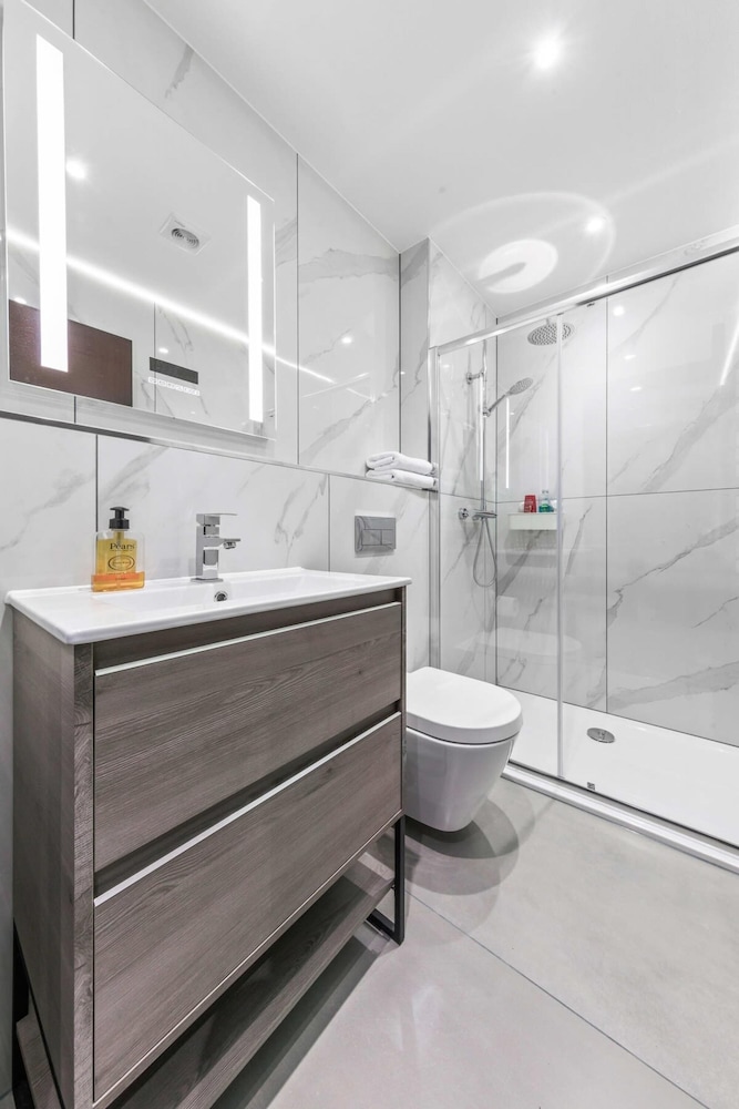Serviced Modern Luxury Flat Near Central London