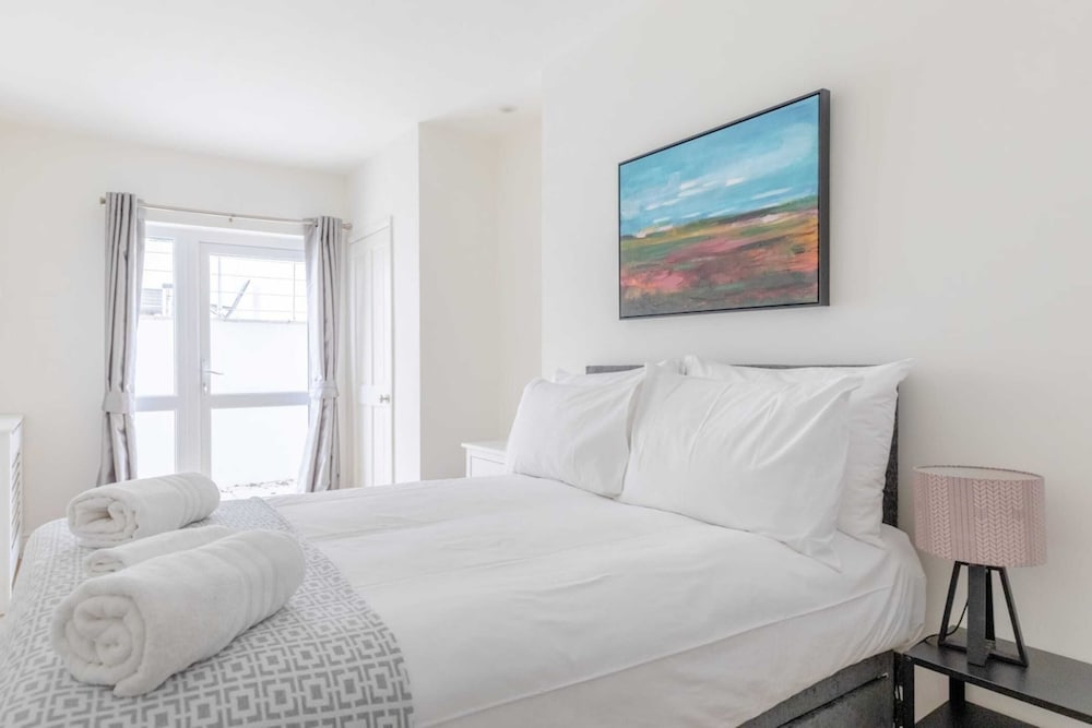 Beautifully Presented 2BD Flat W/patio- Kensington