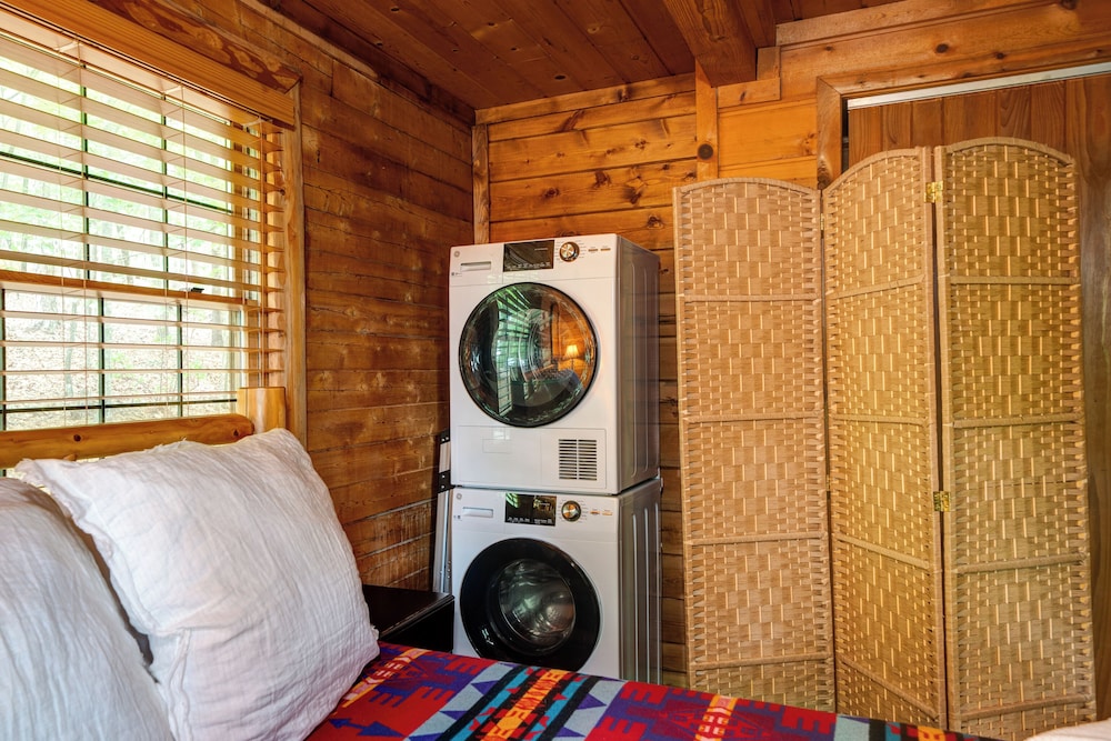 The Guest House Historic Cabin in Big Canoe