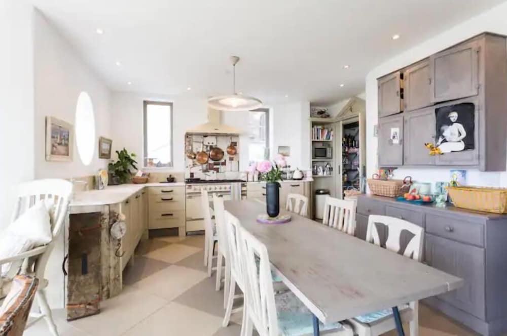 Captivating 7-bed House in Bristol view 3