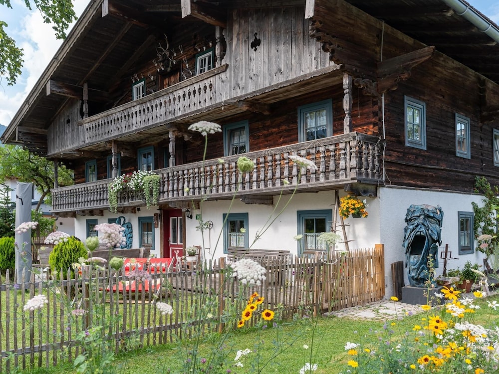 Historic Farmhouse: 200 Years old Meets new