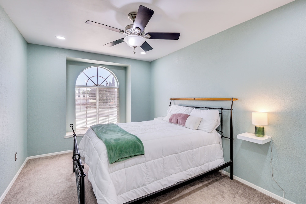 Patio, Pool & Spa: Family Retreat in Horizon City!