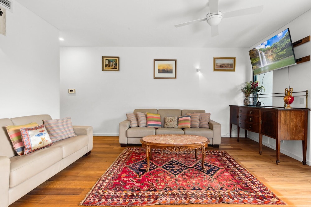 Spacious 2-bed Retreat With BBQ & Courtyard