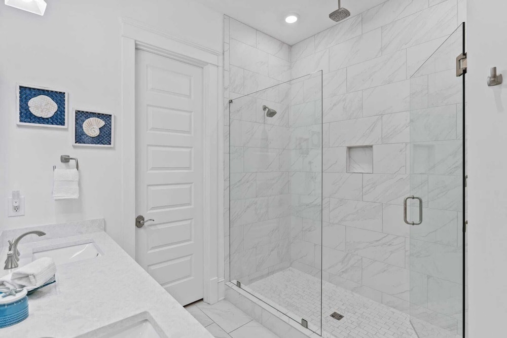 Walk to the Beach, Pool, 5bdr, 3 Porches Beach Sea-ker's Retreat by Avantstay