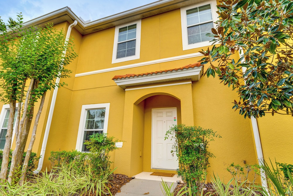 4 Mi to Disney World: Townhome w/ Hot Tub & Lanai!