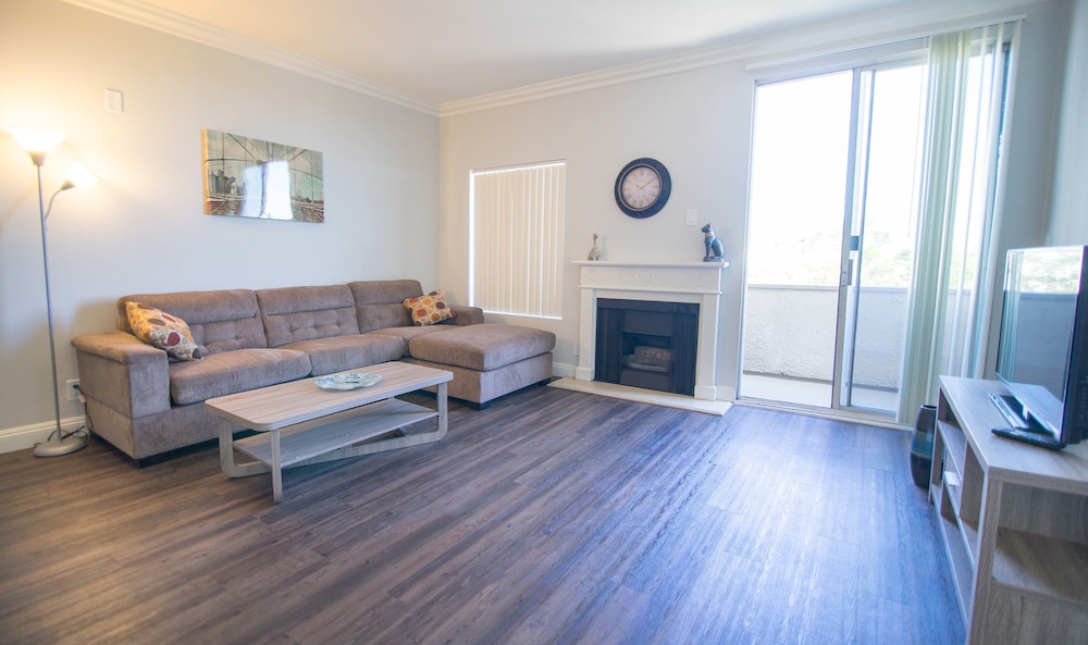 Prime Walking Distance to UCLA N309