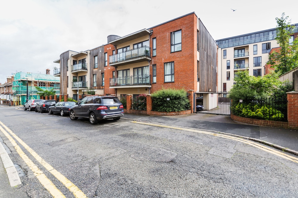 Guildford Vacations - Roomspace Apartments -Westnye House - Property Image 3