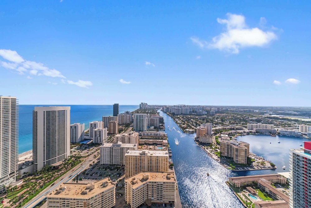 2BR Ocean Penthouse: Private Terrace & Hot Tub - Image 1