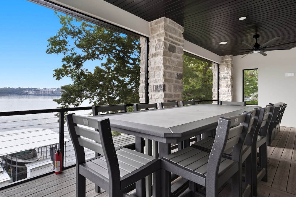 Huge Private Dock w/ 2 Slips + 2pwc, Beautiful Views, Lakeside Hot Tub, Pool & Pickleball