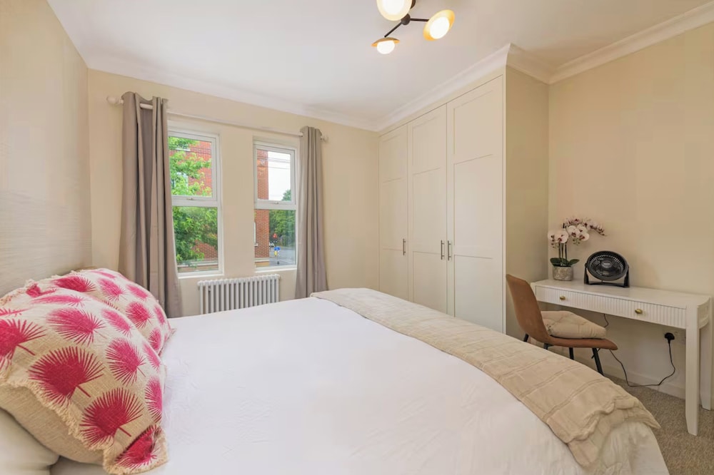4 Guests - 20min to London - Free Parking - Petsok