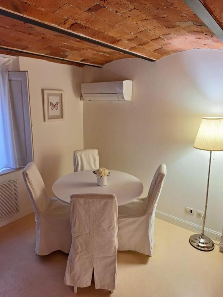 Cozy & Charming Florentine Hideaway
