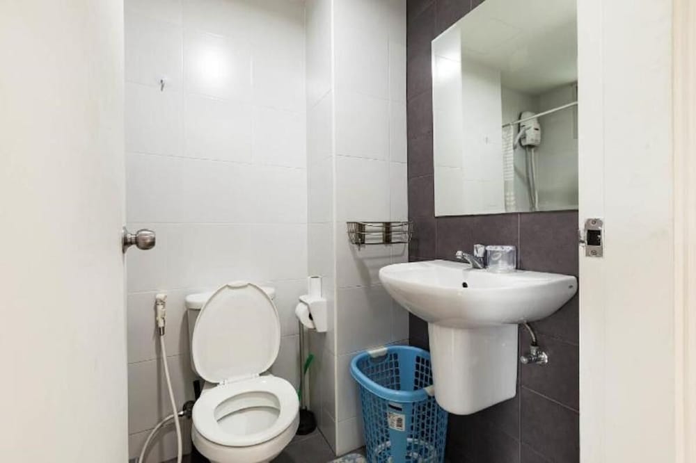 1BR Condo 5 Min to BTS 1000mbps Fiber Wi-fi Great Location