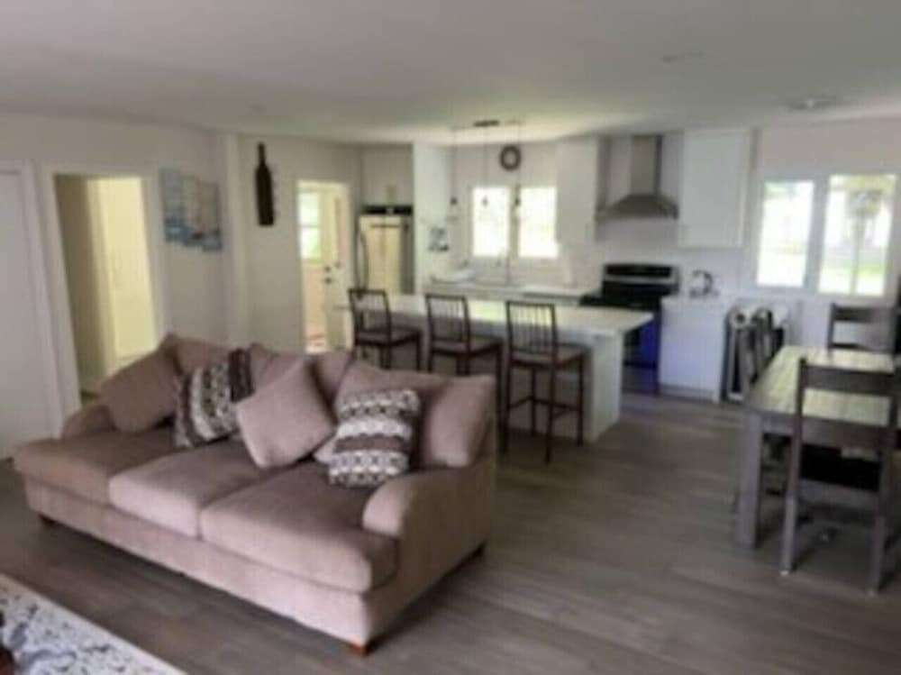 Marmora Hideaway - Peaceful Cottage w Wi-fi Clearwater