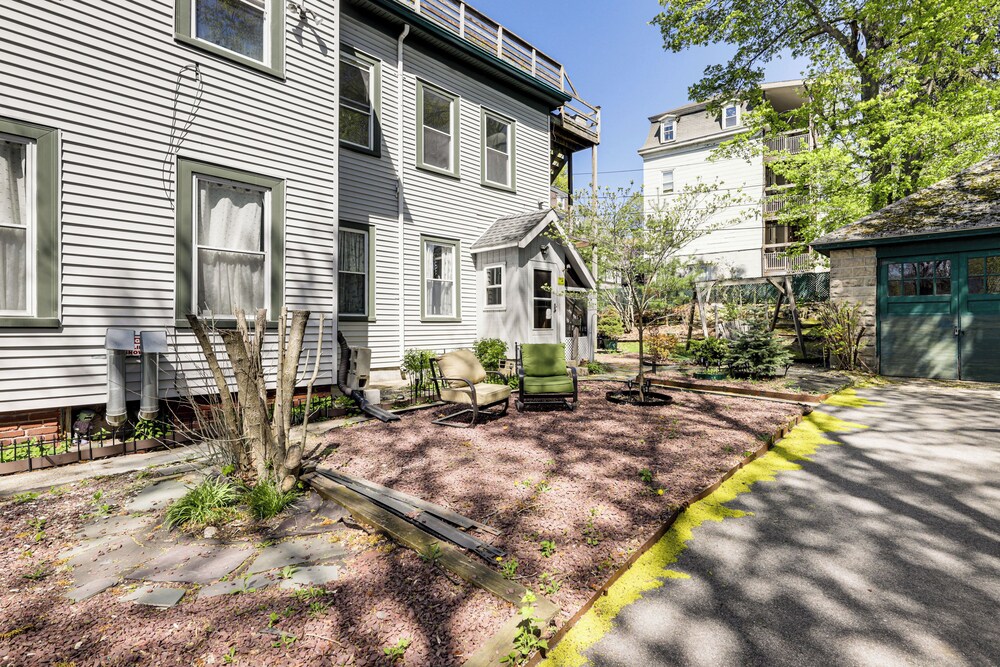Explore Dtwn, Parks & Colleges: Cozy Worcester Apt