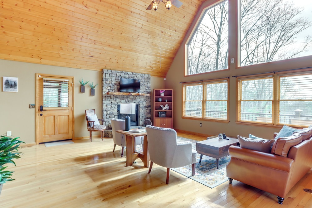 5 Mi to Cherokee Lake: Pet-friendly Cabin w/ Deck!