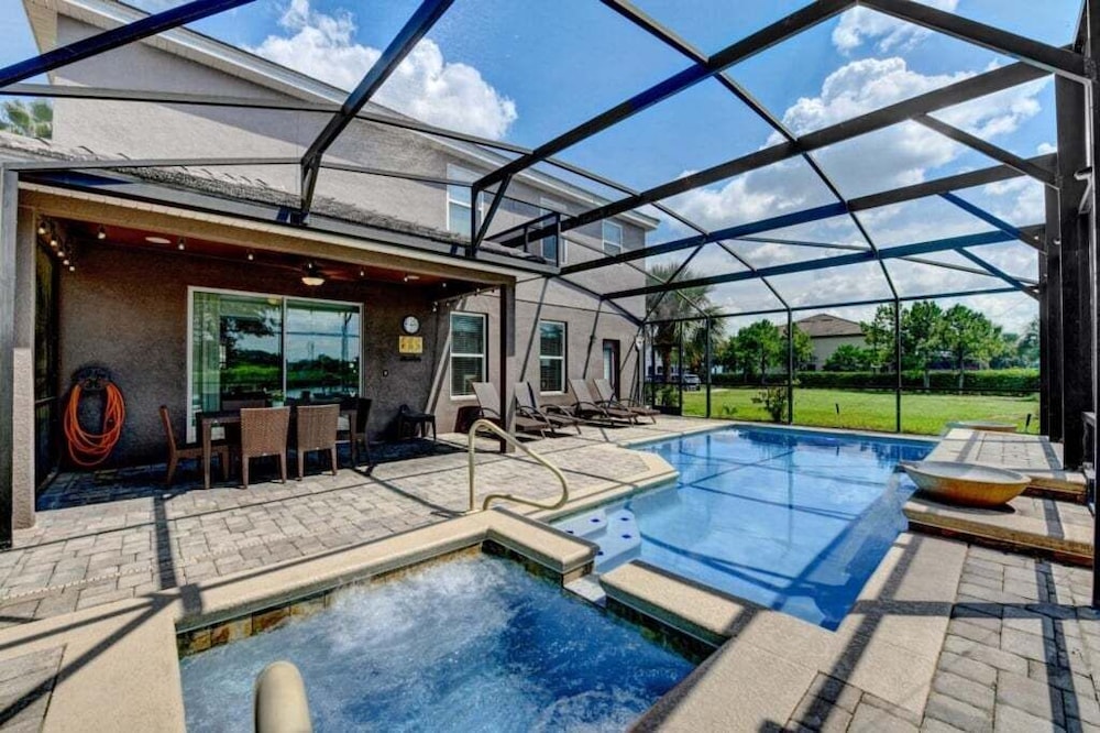 Spacious 5-Bedroom Resort Pool Home with Lake View 5 Villa