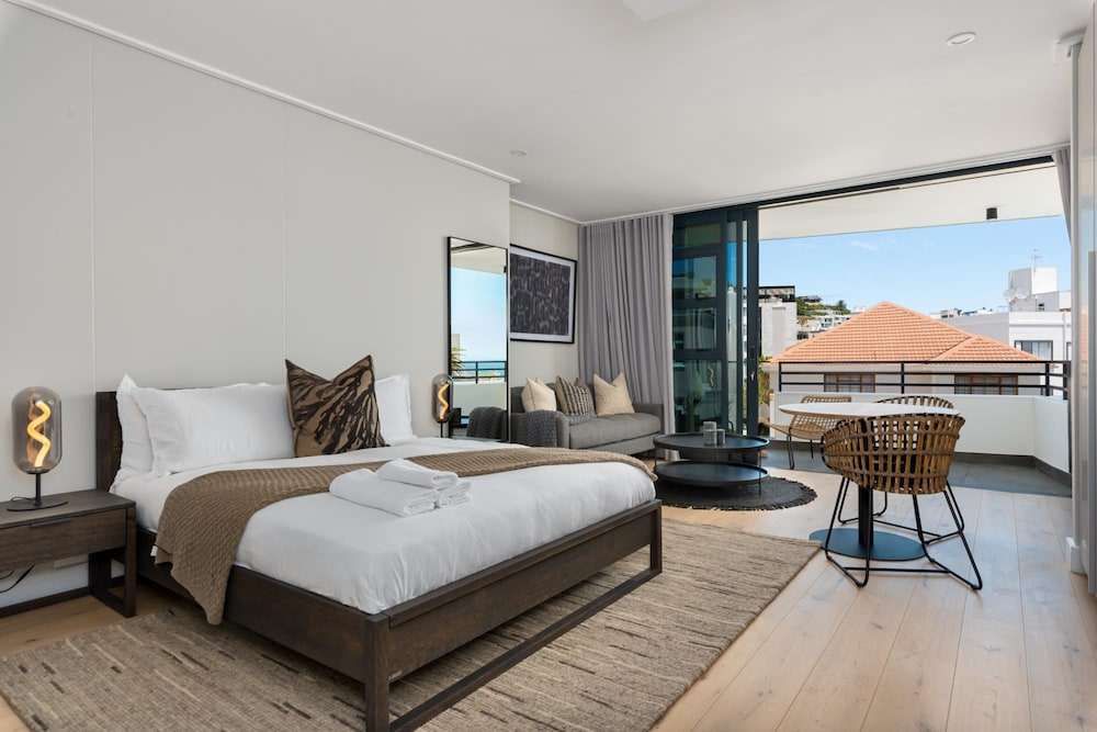 Modern Studio w Views in Cape Town Bantry Condo
