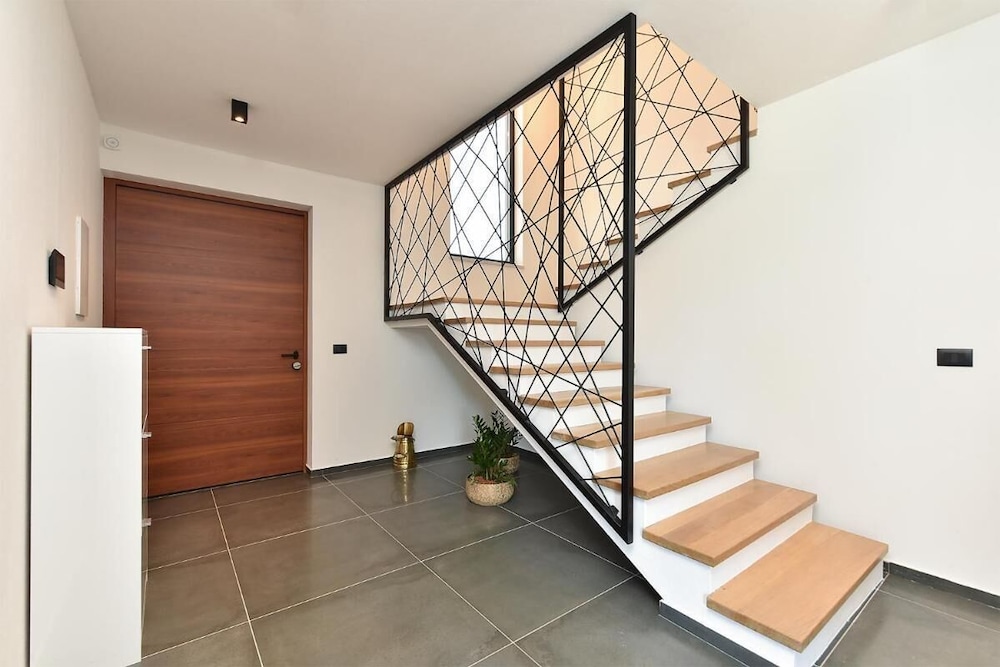 Spacious Villa With Pool and Garden in Stokovci