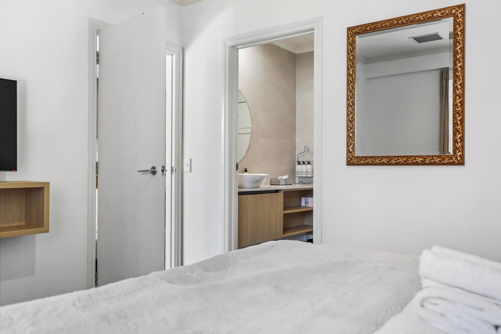 City Getaway 1BR Apt w Pool & Gym I Zodiak Stays