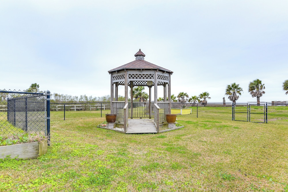 Walk to Beach: Bayfront Gilchrist Getaway!